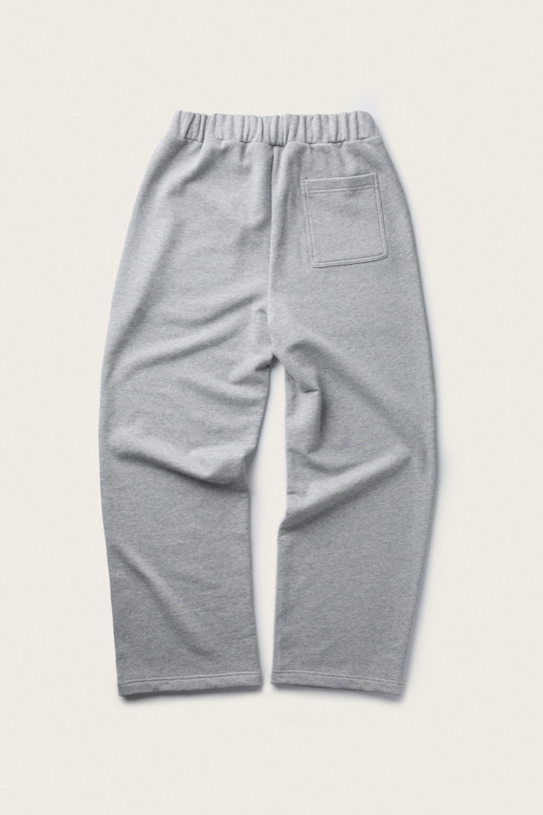 [BSC X 클로브] 스트링 스웻팬츠 (세트업) (W)는 여성 고객을 위한, 캐주얼하고 미니멀한 스타일의 긴 기장 스웻팬츠입니다. 부드러운 면 소재로 제작되어 봄, 여름, 가을, 겨울 사계절 내내 편안하게 착용할 수 있습니다. 스트레이트 핏으로 떨어지는 깔끔한 실루엣과 중간 두께감으로 어떤 상의에도 잘 어울립니다. 허리 밴딩과 스트링 조절 기능으로 편안함을 더했으며, 사이드 포켓, 힙 포켓, 스티치 마감, 자수 및 아플리케 디테일이 돋보입니다. 집콕룩, 동네 마실룩, 여행룩 등 다양한 TPO에 맞춰 세련된 스타일을 연출해보세요.
