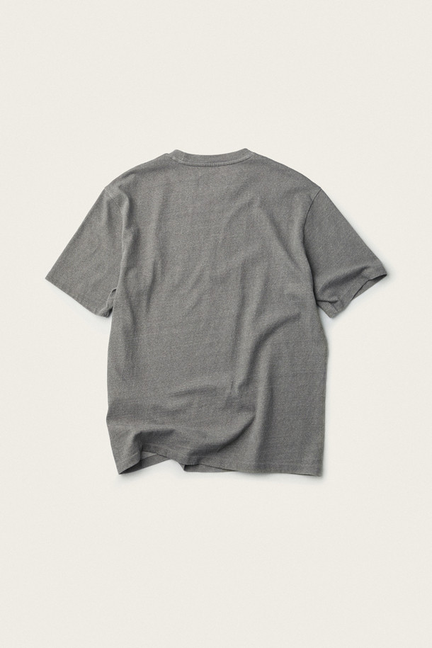 [British Sporting Club] 자수 피그먼트 반소매 티셔츠는 스포티, 빈티지, 헤리티지 스타일을 결합한 디자인입니다. 부드러운 면 소재에 도톰한 두께감으로 편안한 착용감을 선사하며, 피그먼트 워싱 처리로 빈티지한 멋을 더했습니다. 그레이 컬러에 좌측 가슴 그래픽 프린트와 넥라인 안쪽 'H.C' 프린트, 그리고 통기성이 뛰어난 것이 특징입니다. 스탠다드핏의 라운드넥 티셔츠로, 동네 마실룩 또는 산책룩 등 캐주얼하고 레트로한 스타일 연출에 적합합니다.
