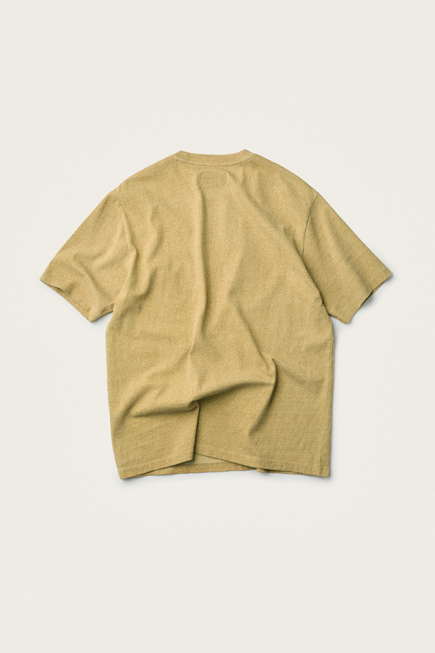 [British Sporting Club] 브리티시 스포팅 클럽 자수 피그먼트 반소매 티셔츠는 편안한 착용감의 면 소재로 제작되어 통기성이 우수합니다. 여름철 데일리룩, 여행룩, 산책룩에 어울리는 스탠다드핏의 반소매 티셔츠입니다. 베이지 컬러의 라운드넥 디자인으로, 스포티하고 빈티지한 무드를 연출합니다. 좌측 가슴 부분에 그래픽 프린팅이 있으며, 넥라인 안쪽에는 'H.C' 프린트 디테일이 돋보입니다. 피그먼트 워싱 처리하여 빈티지한 느낌을 더했습니다.
