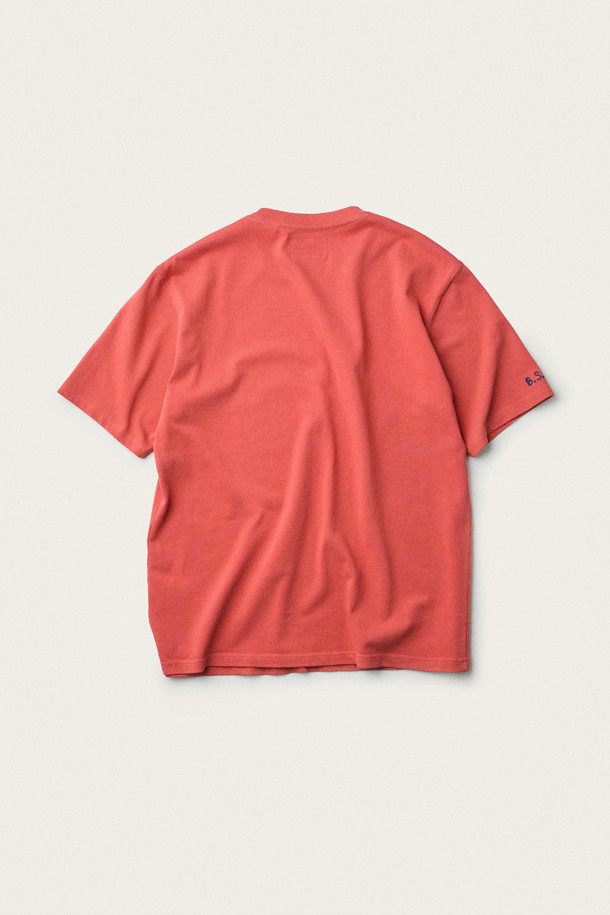 [British Sporting Club] 프린트 반소매 티셔츠는 부드러운 촉감의 면 소재로 제작되어 편안한 착용감을 제공합니다. 가슴 부분의 Flagstick 로고 프린트와 소매 이니셜 자수가 돋보이는 클래식 & 스포티 스타일의 반팔 티셔츠입니다. 립 마감 네크라인과 레귤러 기장으로 깔끔한 핏을 연출하며, 고밀도 코튼 싱글 저지 원단으로 통기성이 우수합니다. 일상, 산책 등 다양한 상황에서 '동네 마실룩'을 연출하기 좋은 아이템으로, 오렌지, 그린 두 가지 컬러로 만나보세요.
