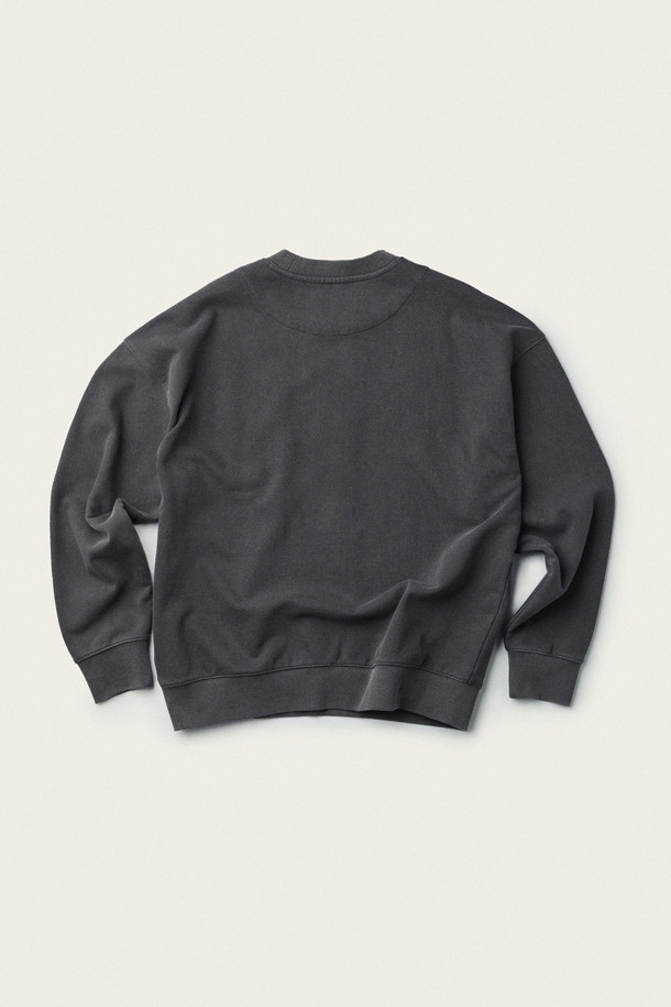 [브리티시 스포팅 클럽] 포켓 피그먼트 스웨트셔츠는 캐주얼, 스포티, 미니멀 스타일을 추구하는 분들을 위한 가을 시즌 필수 아이템입니다. 부드러운 면 소재에 피그먼트 워싱 처리하여 자연스러운 색감과 빈티지한 무드를 더했습니다. 라운드넥 디자인에 루즈핏으로 편안한 착용감을 제공하며, 립스탑 포켓과 가슴 포켓 디테일로 실용성을 높였습니다. B.S.C 레터링 자수와 립 마감으로 포인트를 주어 밋밋함을 덜었습니다. 동네 마실룩, 가을 나들이룩, 여행룩 등 다양한 TPO에 활용하기 좋습니다.
