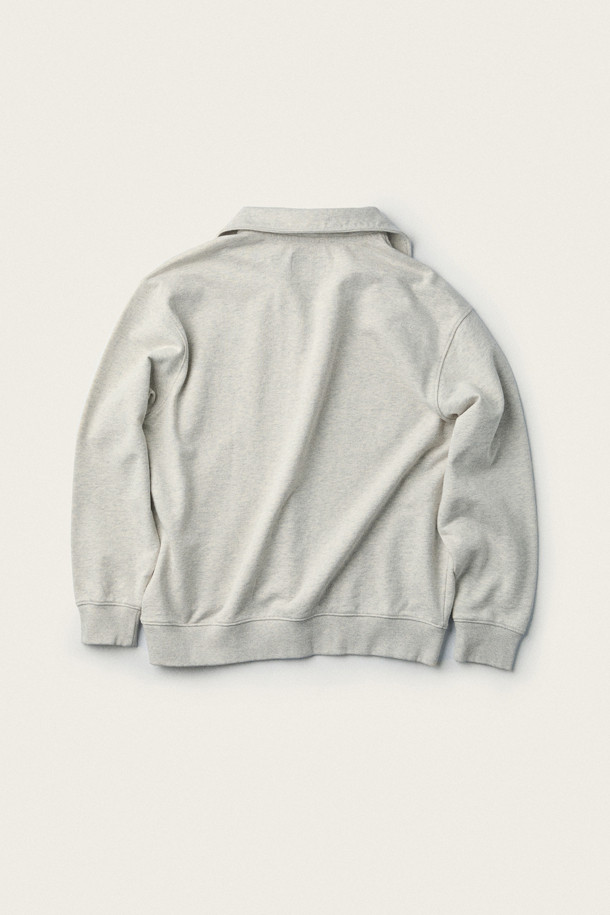 브리티시 스포팅 클럽 하프 집 스웨트셔츠는 클래식과 스포티한 무드를 동시에 연출하는 스웻셔츠입니다. 부드러운 촉감의 프렌치 테리 면 소재로 제작되어 편안한 착용감을 선사합니다. 하프넥 디자인과 중간 두께감으로 간절기에 활용하기 좋으며, 좌측 가슴의 B.S.C 34 아트워크와 나염 및 자수 믹스 디테일이 돋보입니다. 립 마감 처리로 깔끔하게 마무리되었으며, 집콕룩이나 산책룩 등 다양한 캐주얼 스타일을 완성할 수 있습니다. 긴 소매와 레귤러 기장으로 어떤 스타일에도 자연스럽게 어울립니다.
