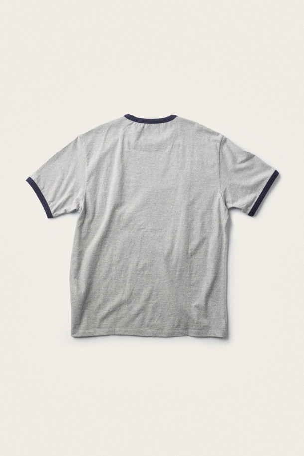 [BSC X clove] 프린트 반팔 링거 티셔츠 (M)는 부드러운 면 소재로 제작되어 편안한 착용감을 선사합니다. 네이비와 그레이 멜란지 두 가지 색상으로 출시되었으며, 일상복으로 활용하기 좋습니다. 헨리 코튼스(Henry Cotton's)와 클로브(Clove)의 콜라보레이션으로 탄생했으며, 귀여운 마스코트 강아지 프린트가 돋보이는 디자인입니다. 라운드넥에 링거 스타일, 넥라인과 소매 끝단의 립 조직 마감으로 캐주얼하고 베이직한 스타일을 연출합니다. 동네 마실룩이나 여행룩에 미니멀하게 매치하기 좋은 반팔 티셔츠입니다.
