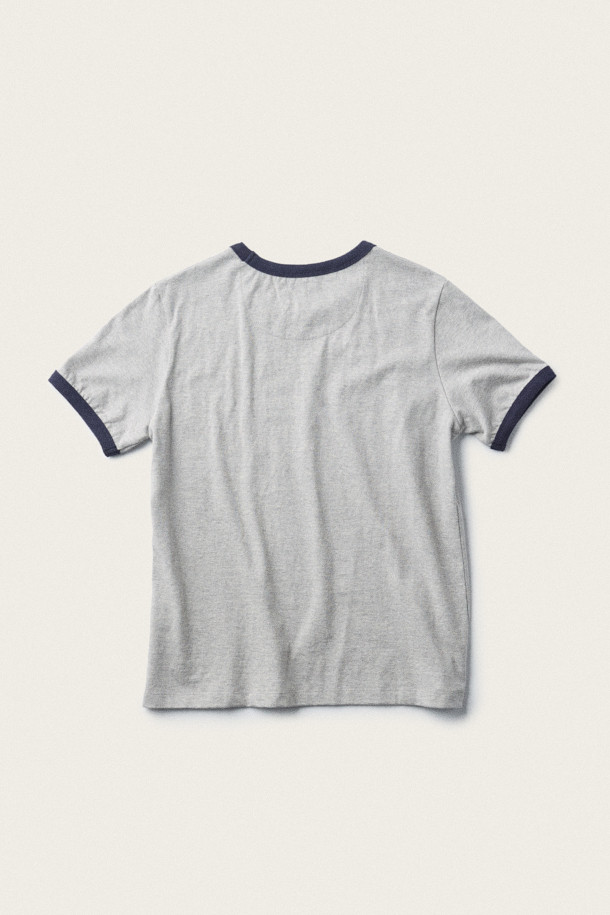 [BSC X clove] 프린트 반소매 링거 티셔츠 (W)는 멜란지 그레이, 네이비 두 가지 색상으로 출시된 여성용 티셔츠입니다. 클래식하고 캐주얼한 무드를 연출하며, 여름철 일상복으로 활용하기 좋습니다. 부드러운 면 소재로 제작되어 편안한 착용감을 선사하며, 립 마감 처리로 깔끔함을 더했습니다. 헨리 코튼 × 클로브의 협업 제품으로, 귀여운 강아지 캐릭터 프린트가 돋보입니다. 동네 마실룩이나 산책룩, 캐주얼 및 미니멀 스타일을 즐겨 입는 분들께 추천합니다.