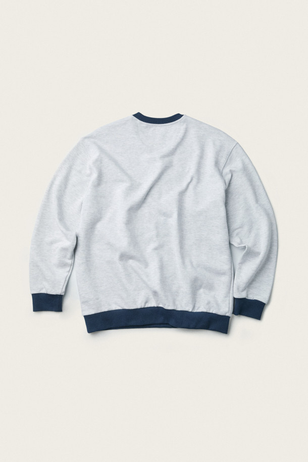 [BSC X 클로브] 아플리케 스웨트셔츠 (M)는 남성용 스웨트셔츠로, 가을과 초겨울에 착용하기 좋습니다. 클래식, 레트로, 스포티한 스타일을 연출할 수 있으며, 일상복으로 활용하기 좋습니다. 라이트 멜란지 쮸리 원단으로 제작되었으며, 부드러운 촉감을 자랑합니다. 목, 소매, 밑단에 네이비 컬러 리브 배색이 적용되었고, 전면에는 헨리코튼 서명과 클로브 '16' 로고 아플리케가 포인트로 디자인되었습니다. 루즈핏, 라운드넥, 긴소매, 얇은 두께로 편안하게 착용할 수 있습니다.
