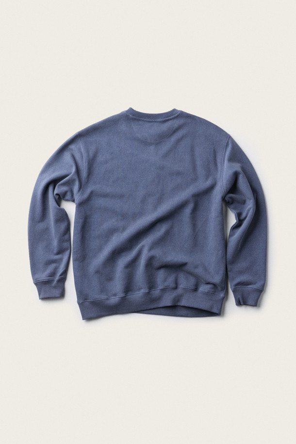 [BSC X 클로브] 프린트 피그먼트 스웨트셔츠(U)는 빈티지하고 캐주얼한 스타일을 연출하는 유니섹스 상의입니다. 부드러운 면 소재로 제작되어 가을, 초겨울에 따뜻하게 착용할 수 있으며, 레귤러 핏으로 편안한 착용감을 제공합니다. 넥, 소매, 밑단 립 처리와 빈티지 컬러 페이드 효과가 특징이며, 마스코트 강아지 프린트가 귀여움을 더합니다. 동네 마실룩, 집콕룩, 가을 나들이룩에 잘 어울리는 아이템입니다.
