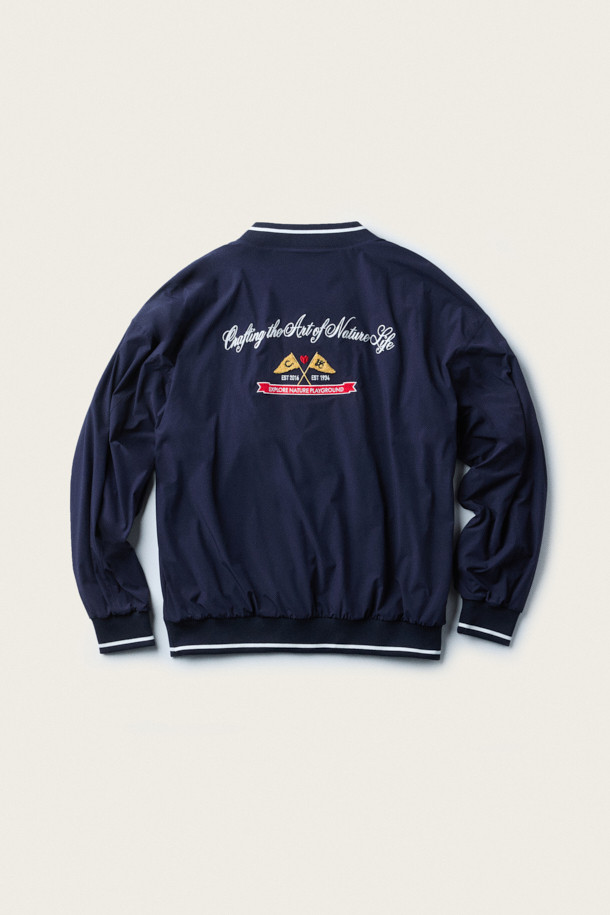 [BSC X 클로브] 윈드스토퍼 풀오버 셔츠 (U)는 가을과 초겨울에 적합한 유니섹스 윈드스토퍼 풀오버 셔츠입니다. 네이비 컬러의 루즈핏으로, 클래식과 스포티한 스타일을 동시에 연출할 수 있습니다. 겉감은 바삭바삭한 나일론 소재이며, 안감은 기모 처리되어 보온성을 높였습니다. 방풍 기능을 갖추어 골프, 일상, 가을 나들이 등 다양한 TPO에 활용 가능하며, 립 배색과 자수 디테일이 특징입니다. [BSC X 클로브] 콜라보레이션으로 제작된 제품입니다.
