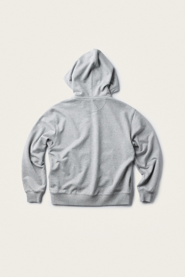 [BSC X 클로브] 후드 집업 스웨트셔츠 (세트업) (W)은 여성용으로 출시된 라이트 그레이 컬러의 후드 집업입니다. 가을 시즌에 어울리는 루즈핏으로, 캥거루 포켓과 자수 디테일이 돋보이는 베이직하고 클래식한 스타일을 연출합니다. 면과 폴리에스테르 혼방 소재로 제작되어 편안한 착용감을 제공하며, 메탈 지퍼와 립 조직 마감으로 퀄리티를 높였습니다. 동네 마실룩이나 가을 나들이룩에 활용하기 좋으며, 캐주얼, 미니멀 스타일을 선호하는 분들께 추천합니다.
