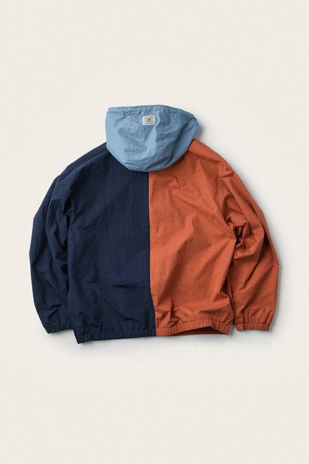 [British Sporting Club] 아노락 점퍼는 네이비, 스카이블루, 오렌지 3가지 컬러로 출시되어 레트로와 스포티 무드를 연출하는 남성용 아노락입니다. 얇은 두께감의 면, 나일론 혼방 소재로 제작되어 가을철 일상 및 아웃도어 활동에 적합하며, 통기성과 생활 방수 기능을 갖춰 실용성을 더했습니다. 릴랙스 핏과 컬러 블록 패턴이 특징이며, 하프 집업 여밈 방식과 캥거루 포켓, 후드 스트링, 밴딩 소매단, 밴딩 밑단 등의 디테일로 활동성을 높였습니다. 가을 나들이룩, 산책룩, 여행룩 등 다양한 상황에서 캐주얼하게 활용할 수 있습니다.
