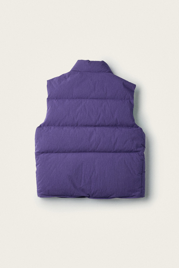 [브리티시 스포팅 클럽] 퀼팅 다운 베스트는 남성용 다운 베스트입니다. 퍼플과 그린 두 가지 색상으로 출시되었으며, 가을과 겨울에 따뜻하게 착용할 수 있습니다. 코튼과 나일론 혼방 소재에 두꺼운 두께감으로 보온성을 높였으며, 부드러운 촉감이 특징입니다. 머스코비 다운 충전재와 스탠드 칼라, 대각선 플랩 포켓, 브랜드 라벨 디테일이 돋보입니다. 일상, 아웃도어 활동은 물론, 클래식, 미니멀, 스포티한 스타일 모두 소화 가능한 활용도 높은 아이템입니다.
