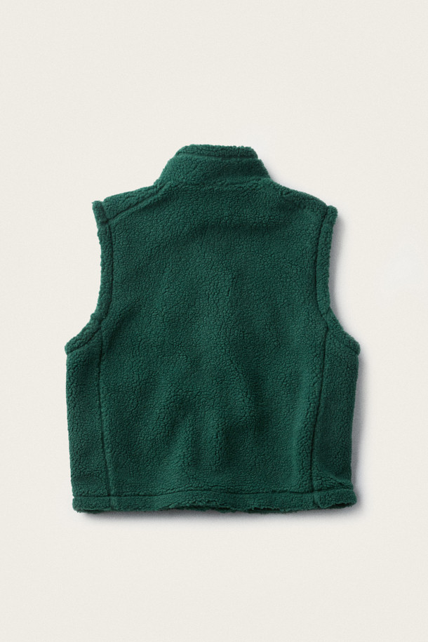 [BSC X 클로브] 자수 플리스 베스트 (M)는 남성을 위한 캐주얼 스타일의 베스트입니다. 가을과 겨울 시즌에 적합하며, 보온 기능을 갖춘 두꺼운 두께감과 부드러운 기모 안감이 특징입니다. 하이넥 디자인과 집업 여밈 방식으로 편안함을 더했고, 사이드 포켓과 아치형 포켓, 가슴 자수 디테일로 포인트를 주었습니다. [BSC X 클로브] 콜라보레이션으로 제작되어, 캐주얼, 미니멀, 고프코어 스타일을 즐겨 입는 분들께 겨울 데일리룩, 산책룩, 집콕룩으로 추천합니다.
