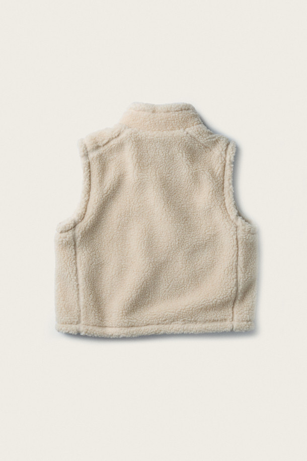 BSC X 클로브 플리스 베스트 (W)는 부드러운 플리스와 보아 소재를 사용하여 따뜻하고 포근한 착용감을 선사합니다. 캐주얼, 미니멀, 고프코어 스타일을 아우르는 디자인으로, 일상, 산책 등 다양한 TPO에 활용하기 좋습니다. 크롭 기장의 베이지색 여성용 베스트로, 집업 여밈 방식과 유틸리티 핏이 특징입니다. 사이드 포켓, 가슴 아트워크 와펜, 아치형 포켓, 자수 그래픽, 기모 안감 등 섬세한 디테일이 돋보이며, 가을, 겨울 시즌에 유용하게 활용할 수 있습니다. 로고 패턴이 적용되어 캐주얼한 무드를 더합니다.
