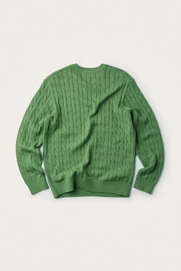 [브리티시 스포팅 클럽] 케이블 니트 풀오버는 부드러운 면 소재로 제작되어 포근한 착용감을 선사하는 긴소매 니트입니다. 클래식하고 캐주얼한 무드를 연출하며, 가을 나들이룩과 겨울 데일리룩에 모두 잘 어울립니다. 넉넉한 루즈핏과 라운드넥 디자인으로 편안함을 더하고, 두꺼운 두께감으로 따뜻하게 착용할 수 있습니다. 그린 컬러에 케이블 패턴이 더해져 포인트를 더하며, 좌측 가슴 HC 자수와 BSC 시그니처 자수가 고급스러움을 더합니다. 넥라인, 소매단, 밑단 립조직 마감으로 깔끔한 마무리를 보여줍니다.
