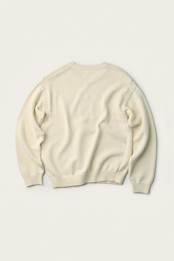 브리티시 스포팅 클럽(British Sporting Club) 클래식 니트 풀오버는 1934년 아트워크 디자인을 기반으로 빈티지 스타일을 살린 남성용 니트 스웨터입니다. 아이보리, 베이지 두 가지 색상으로 출시되었으며, 부드러운 촉감의 면과 나일론 혼방 소재로 제작되어 가을철 일상에서 편안하게 착용하기 좋습니다. 레귤러핏 라운드넥 디자인에 긴소매, 두께감 있는 니트로 클래식하고 베이직한 무드를 연출합니다. 립조직 마감과 브랜드 라벨 디테일로 완성도를 높였으며, 형태 유지력이 우수하여 오랫동안 변형 없이 착용할 수 있습니다.
