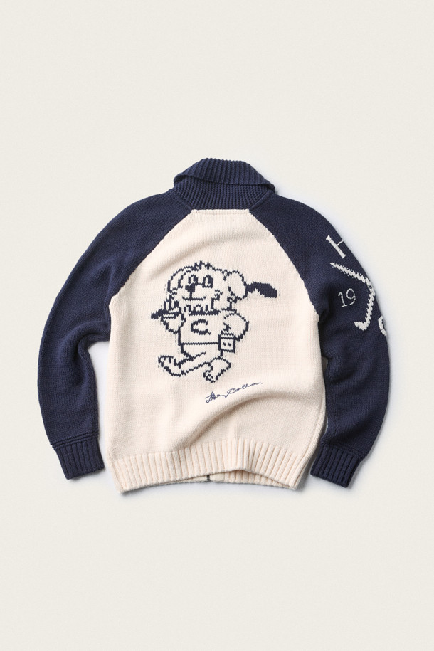 **BSC X 클로브** 카우이찬 가디건 (U)은 네이비와 아이보리 두 가지 색상으로 제공되는 유니섹스 가을용 니트/스웨터입니다. 루즈핏으로 제작되어 편안한 착용감을 선사하며, 두꺼운 두께감과 도톰한 촉감으로 보온성을 높였습니다. 집업 디자인에 전면 2WAY 메탈 지퍼와 리브 포켓, '16' 넘버링, 후면 강아지 그래픽, 투톤 컬러 블록 등의 디테일이 돋보입니다. 자가드 패턴과 긴 소매, 립 마감으로 클래식하고 스포티한 무드를 동시에 연출하며, 가을 나들이룩과 집콕룩에 모두 잘 어울립니다.
