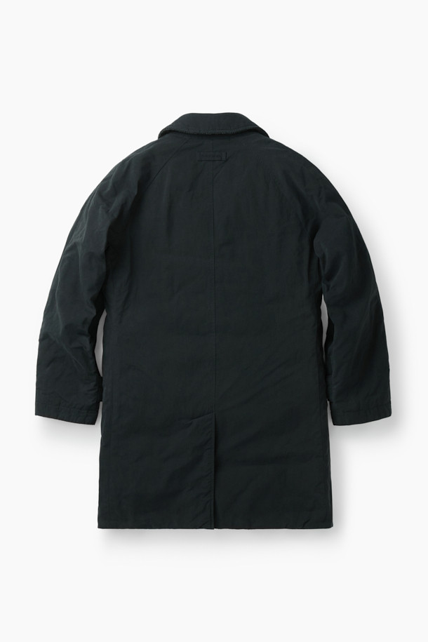 파일럿 프리모는 겨울철 클래식한 스타일을 완성하는 남성용 파일럿 코트입니다. 이탈리아 올메텍스사 코튼 혼방 소재와 포르투갈 피테콤사 울 헤링본 트위드의 조화가 고급스러운 외관을 선사하며, 블랙 컬러로 시크한 매력을 더합니다. 구스다운 충전재와 분리형 다운 베스트를 사용하여 보온성과 경량성을 동시에 갖추었습니다. 출근룩, 모임룩, 연말 모임룩 등 다양한 때와 장소와 목적에 적합하며, 미니멀하고 시크한 스타일을 연출하기 좋습니다. 긴 소매와 레귤러핏으로 제작되어 편안한 착용감을 제공합니다.