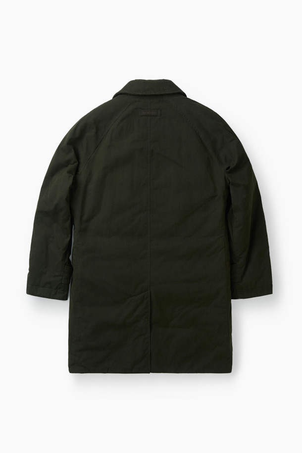 파일럿 Primo(프리모)는 겨울철 출근룩을 위한 클래식하고 미니멀한 스타일의 파일럿 코트입니다. 블랙과 올리브 두 가지 색상으로 제공되며, 넉넉한 레귤러핏과 레귤러 기장으로 편안한 착용감을 선사합니다. 면과 울 혼방의 두꺼운 소재와 구스다운 충전재, 탈부착 다운 베스트, 넥 마스크가 적용되어 뛰어난 보온성을 제공하며, 워싱 가공 및 왁스 코팅으로 내구성을 높였습니다. 버튼 여밈 방식이며, 긴 소매 디자인으로 겨울철에도 따뜻하게 착용할 수 있습니다.
