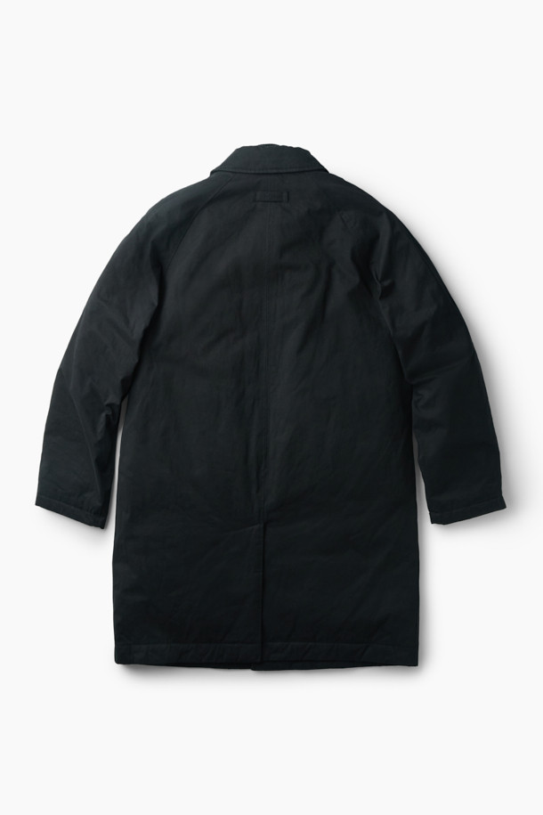 파일럿 Neo는 남성용 겨울 아우터로, 클래식과 모던 스타일을 모두 아우르는 파일럿 코트입니다. 블랙 컬러의 무지 디자인에 레귤러핏으로 제작되었으며, 버튼 여밈 방식과 긴 소매 기장을 갖추었습니다. 탈부착 가능한 패딩 베스트와 하이넥 디자인, 발마칸 카라로 보온성을 높였으며, 머스코비 충전재, 다이아몬드 피치 가공, 수지 코팅 처리, 에어로 워싱 등의 디테일로 내구성과 형태 안정성을 더했습니다. 폴리에스테르, 면, 나일론 혼방 소재로 부드러운 촉감을 선사하며, 출근룩, 비즈니스 캐주얼, 모임룩 등 다양한 TPO에 활용 가능합니다.
