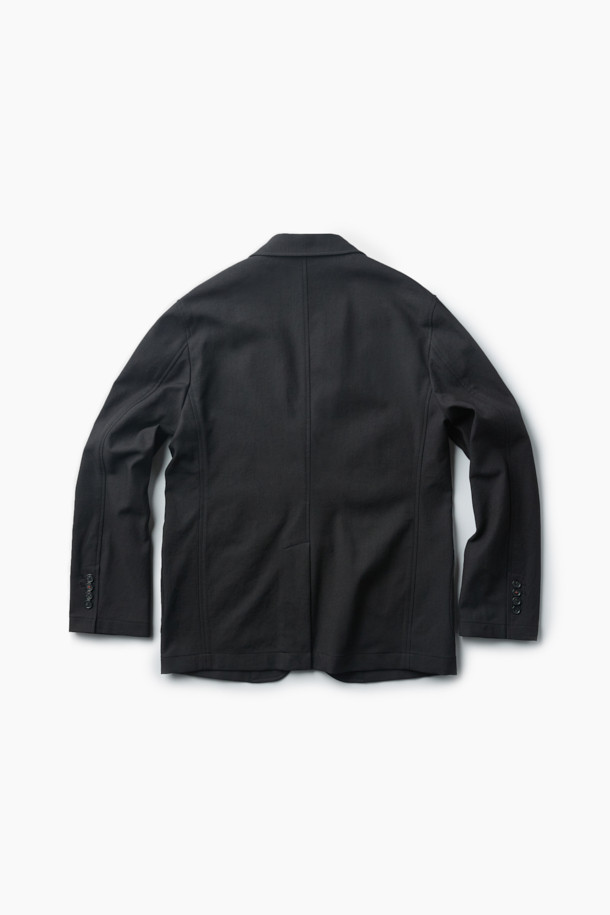 가을 화섬 재킷은 가을 시즌에 적합한 베이직 스타일의 블레이저입니다. 블랙 컬러의 무지 디자인으로, 테일러드 핏과 싱글 버튼 여밈으로 클래식하고 미니멀한 시크 스타일을 연출합니다. 얇은 두께감의 화섬 소재로 제작되어 자연스러운 촉감을 선사하며, 긴 소매와 싱글벤트, 아웃포켓 디테일이 특징입니다. 출근룩, 오피스룩, 비즈니스 캐주얼 등 다양한 TPO에 활용하기 좋습니다.
