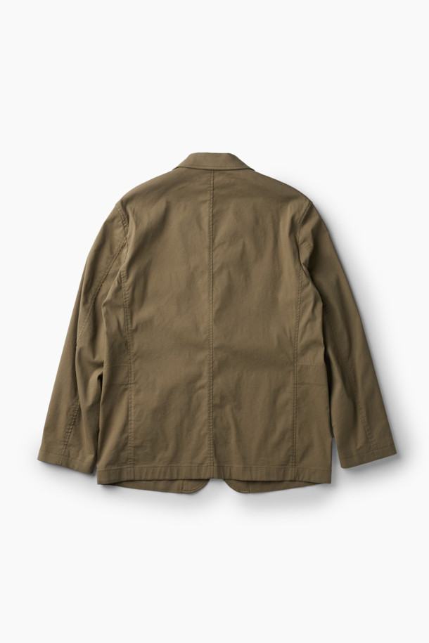 베이직한 디자인의 린넨 혼방 스트레치 재킷입니다. 가을 시즌, 비즈니스 캐주얼 및 가을 나들이룩에 활용하기 좋은 아이템입니다. 릴랙스 핏으로 편안함을 더하고, 아웃 포켓 디테일과 싱글 벤트, 컨버터블 카라 디자인으로 캐주얼하면서도 세련된 스타일을 연출합니다. 린넨, 면, 나일론, 스판덱스 혼방 소재로 제작되어 통기성과 스트레치 기능을 갖춰 활동성을 높였습니다. 무지 패턴에 긴 소매, 블레이저 코트 타입의 싱글 버튼 여밈 방식으로 클래식하고 미니멀한 무드를 선사합니다.
