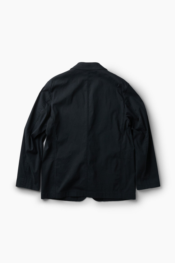 블랙 컬러의 린넨 혼방 스트레치 재킷입니다. 가을 시즌에 어울리는 캐주얼 스타일의 블레이저로, 데이트룩 연출에 적합합니다. 릴랙스 핏으로 편안함을 제공하며, 싱글 버튼 여밈 방식과 아웃 포켓 디테일이 특징입니다. 린넨, 면, 나일론, 스판덱스의 혼방 소재로 제작되어 통기성과 신축성을 갖추었습니다. 싱글 벤트 및 컨버터블 카라 디자인으로 미니멀하고 클래식한 분위기를 더합니다. 긴 소매 기장으로 다양한 스타일을 연출할 수 있습니다.
