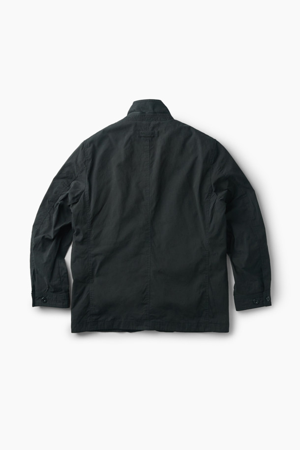 이번 시즌, 당신의 스타일을 책임질 왁스 코튼 패딩 탈착 재킷입니다. 4포켓 구조와 컨버터블 카라 디자인으로 실용성과 멋을 동시에 잡았습니다. 왁스 가공과 피치 가공을 거친 부드러운 촉감의 면, 나일론, 폴리에스터 혼방 소재로 제작되어 가을과 초겨울, 쌀쌀한 날씨에도 따뜻하게 착용 가능합니다. 레귤러핏으로 편안한 착용감을 선사하며, 탈착 가능한 패딩으로 다양한 스타일 연출이 가능합니다. 출근룩부터 여행룩까지, 캐주얼, 클래식, 미니멀 스타일을 모두 소화하는 활용도 높은 아이템입니다.
