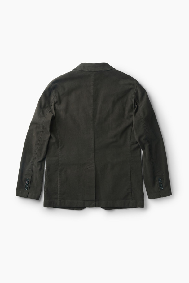 이탈리안 원단으로 제작된 NEW 몰스킨 재킷입니다. 가을, 초겨울에 어울리는 두꺼운 두께감의 블레이저로, 베이직하고 클래식한 스타일을 연출합니다. 블랙 컬러의 무지 디자인에 레귤러핏으로 제작되었으며, 부드러운 촉감이 특징입니다. 오피스룩, 비즈니스 캐주얼, 모임룩 등 다양한 TPO에 활용 가능하며, 클래식, 미니멀, 시크한 스타일을 완성합니다. 호시 스티치, 가슴 포켓, 아웃포켓, 싱글벤트 디테일과 이태리 올림피아스 원단을 사용하여 고급스러움을 더했습니다.
