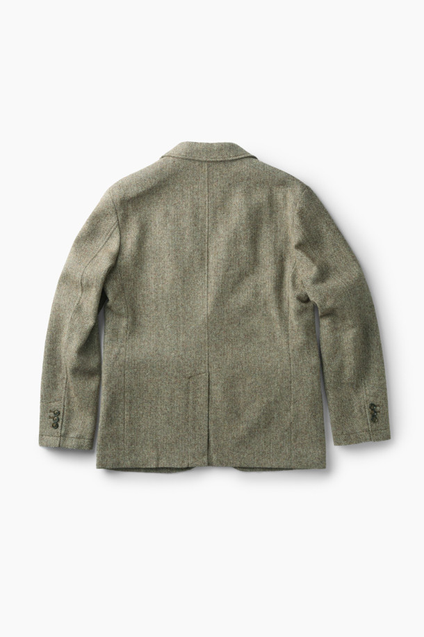 포르투갈 모르가도 원단을 사용하여 제작된 [Imported Fabric] 해링본 울 재킷입니다. 은은한 헤링본 패턴과 부드러운 촉감의 울 소재가 어우러져 고급스러운 분위기를 자아냅니다. 레귤러 핏과 싱글 버튼 디자인으로 클래식하고 미니멀한 스타일을 연출하며, 아웃 플랩 포켓과 싱글 벤트 디테일이 돋보입니다. 가을, 겨울철 출근룩, 비즈니스 캐주얼, 모임룩 등 다양한 TPO에 활용하기 좋습니다. 긴 소매 기장의 그레이 컬러 자켓으로, 어떤 옷에도 매치하기 용이하여 활용도가 높습니다.
