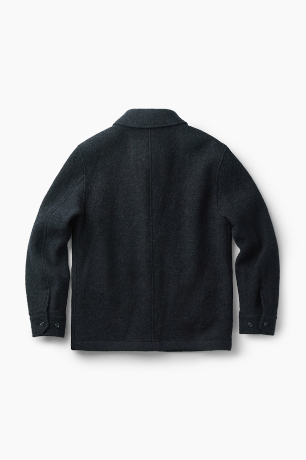 이태리 MTT사의 보일드 울 원단으로 제작된 울 초어 재킷입니다. 부드러운 촉감과 레귤러 핏으로 편안한 착용감을 선사하며, 사선 컷팅 아웃포켓과 반우라 몸판, 전체 소매 안감 디테일로 완성도를 높였습니다. 캐주얼, 베이직 스타일을 기반으로 하여 출근룩, 모임룩, 비즈니스 캐주얼 등 다양한 TPO에 활용 가능합니다. 가을, 초겨울 시즌에 적합하며, 미니멀하고 클래식한 스타일을 연출하기 좋습니다. 블랙 컬러의 무지 디자인으로 어떤 옷에도 쉽게 매치할 수 있습니다.
