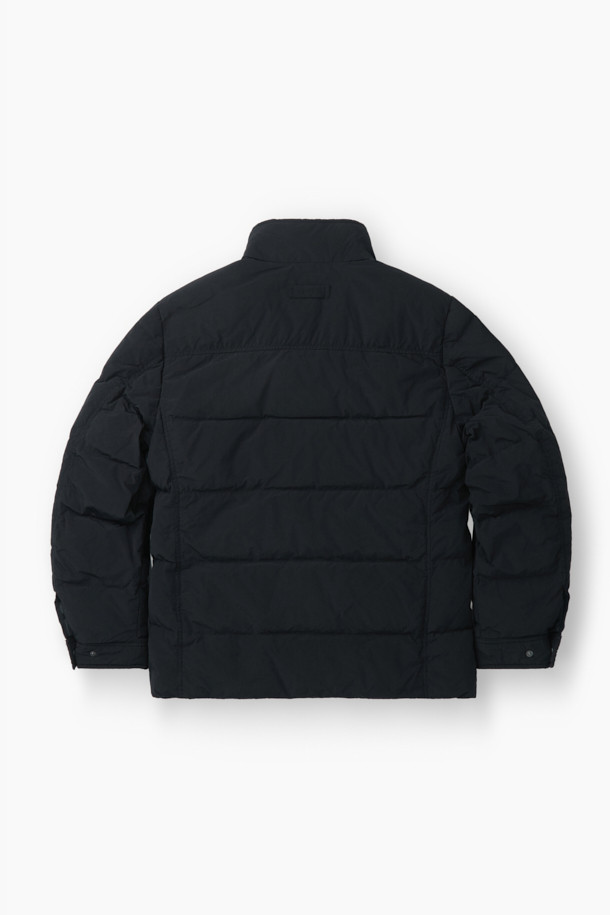 **트래블러 다운 재킷**은 일상과 여행에서 활용하기 좋은 겨울 아우터입니다. 블랙 컬러에 베이직하고 캐주얼한 스타일로, 어떤 옷에도 쉽게 매치할 수 있습니다. 부드러운 촉감의 나일론과 폴리에스터 혼방 소재로 제작되었으며, 두꺼운 두께감으로 뛰어난 보온성을 제공합니다. 구스다운 충전재와 니트 카라 배색, 레이어링이 가능한 디자인으로, 추운 날씨에도 따뜻하고 편안하게 착용할 수 있습니다. 레귤러핏으로 제작되어 활동성을 높였으며, 여행룩이나 캠핑룩, 캐주얼, 미니멀, 클래식 스타일을 즐기는 분들께 추천합니다.
