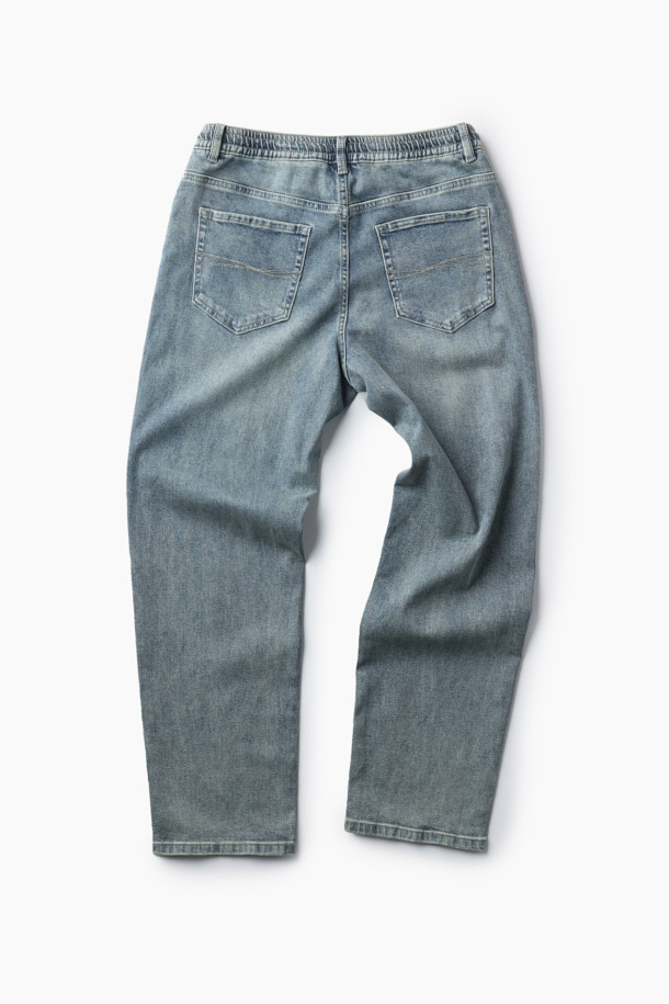 가을 테이퍼드 밴딩 데님은 캐주얼하고 미니멀한 스타일을 즐기는 분들을 위한 데님 팬츠입니다. 인디고 컬러의 워싱 데님 소재로 제작되어 가을의 분위기를 더하며, 일상생활과 가을 나들이에 적합합니다. 5포켓 디자인에 켄톤과 리벳 디테일이 더해져 포인트를 주며, 허리 스트링 밴딩으로 편안한 착용감을 선사합니다. 신축성 있는 소재와 테이퍼드핏으로 활동성을 높였으며, 다양한 상의와 매치하여 캐주얼하고 클래식한 스타일을 연출할 수 있습니다.
