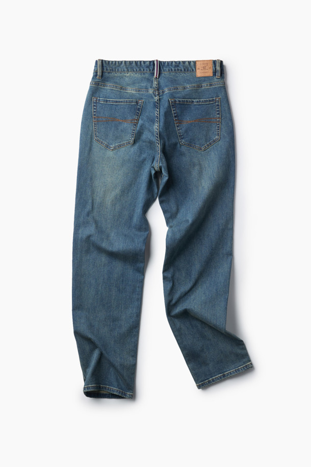 가을의 멋을 더해줄 기본 데님 팬츠입니다. 청색 컬러의 워싱 데님 소재로 제작되어 캐주얼하면서도 베이직한 스타일을 연출합니다. 일자핏과 슬림핏 두 가지로 출시되어, 이탈리안 핏 특유의 세련된 실루엣을 선사합니다. 브랜드 로고 금속 캔톤 여밈과 코인 포켓 로고 자수가 포인트이며, 신축성이 있어 편안한 착용감을 제공합니다. 데이트룩, 쇼핑룩 등 다양한 TPO에 맞춰 캐주얼하고 미니멀한 스타일을 연출해보세요.
