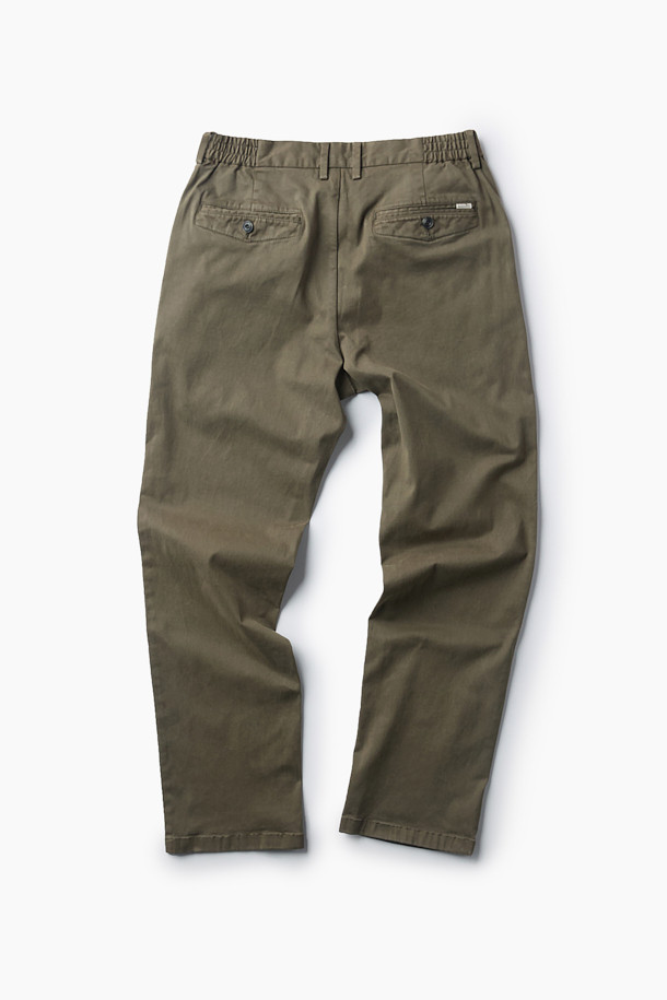 아티보(Attivo) 다잉 팬츠는 남성용 다잉 팬츠로, 캐주얼하고 미니멀한 스타일을 연출합니다. 가을과 초겨울에 적합하며, 일상 및 캐주얼 룩에 활용하기 좋습니다. 카키와 올리브 두 가지 색상으로 제공되며, 면, 레이온, 폴리에스터 혼방 소재로 제작되어 부드러운 촉감을 선사합니다. 허리 사이드 밴딩 처리와 사이드 및 백 포켓 디테일이 특징이며, 일자핏과 레귤러핏으로 편안한 착용감을 제공합니다. 가먼트 다잉 처리로 자연스러운 색감과 빈티지한 느낌을 살린, 출근룩과 모임룩에 모두 어울리는 아이템입니다.
