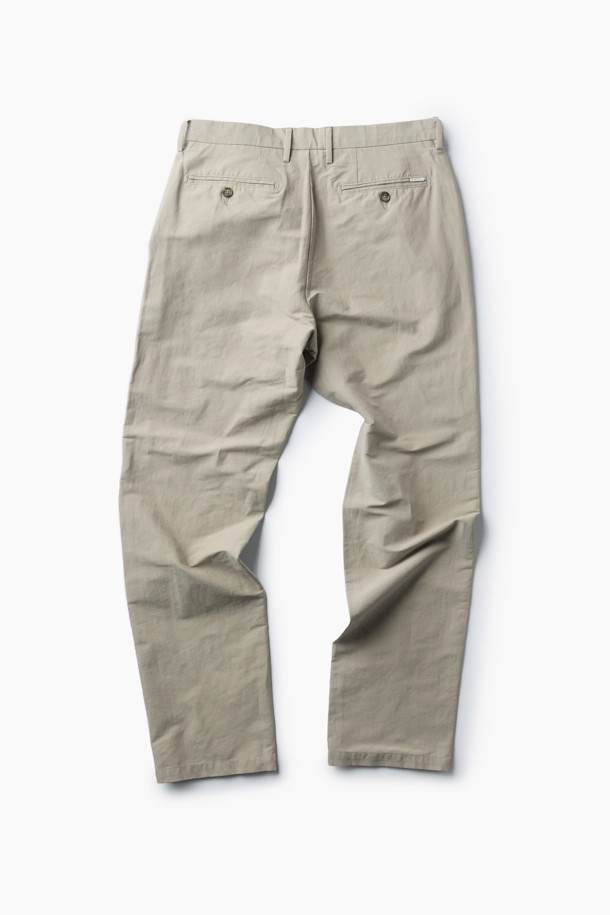 베이직하고 클래식한 디자인의 린넨 혼방 스트레치 팬츠입니다. 가을, 초겨울에 적합하며, 일상, 출근룩, 비즈니스 캐주얼, 가을 나들이룩 등 다양한 TPO에 활용하기 좋습니다. 면, 린넨, 나일론, 스판덱스 혼방 소재로 제작되어 통기성이 뛰어나고 신축성이 있어 편안한 착용감을 선사합니다. 이탈리안핏 일자/슬림핏으로 세련된 실루엣을 연출하며, 양쪽 사이드 포켓과 뒷 포켓, 헨리코튼 라벨로 디자인 디테일을 더했습니다. 클래식, 미니멀, 캐주얼 스타일을 즐겨 입는 분들께 추천합니다.
