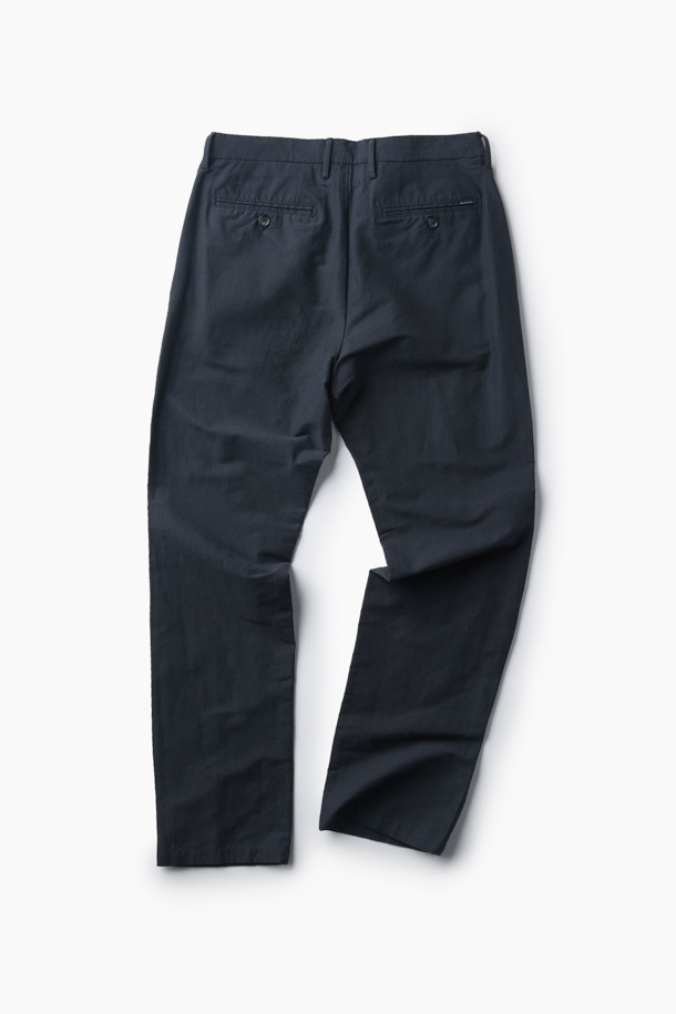 네이비 컬러의 린넨 혼방 스트레치 팬츠입니다. 가을, 초겨울에 어울리는 클래식하고 베이직한 스타일의 긴 바지로, 일상 및 출근룩, 비즈니스 캐주얼에 활용하기 좋습니다. 린넨, 면, 나일론, 스판덱스 혼방 소재로 제작되어 편안한 착용감을 제공합니다. 이탈리안핏 일자핏으로 떨어지는 핏이 특징이며, 양 사이드 포켓과 뒷 포켓, 헨리코튼 라벨로 디자인의 완성도를 높였습니다. 미니멀하고 캐주얼한 스타일을 연출하기에 좋습니다.

