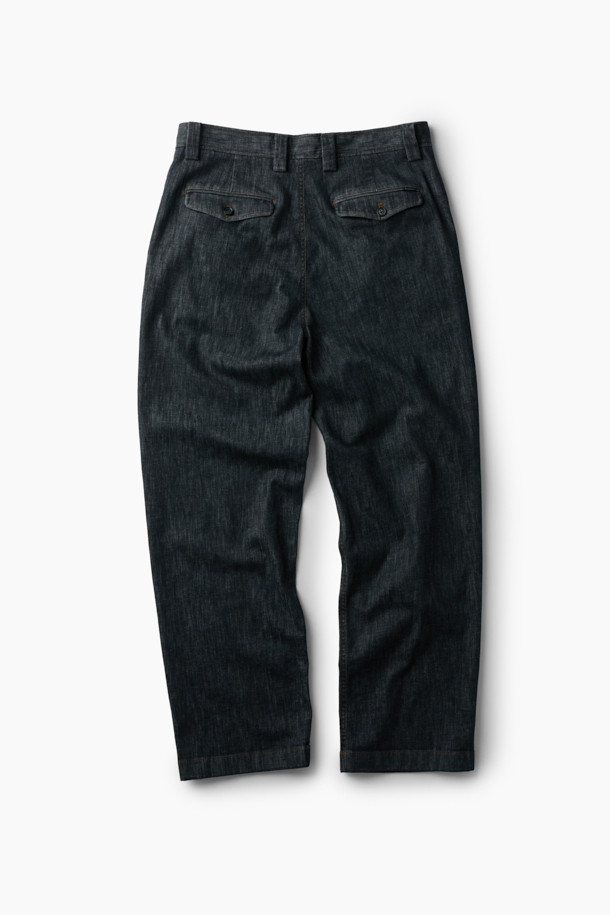 이태리 올림피아스 원단을 사용하여 제작된 데님 라이크 스트레이트 팬츠입니다. 네이비 색상으로, 일상과 비즈니스 캐주얼룩에 모두 활용 가능합니다. 부드러운 촉감과 베이직, 캐주얼, 미니멀, 클래식 스타일을 아우르는 디자인이 특징입니다. 배색 스티치 디테일과 양 사이드 포켓, 뒷면 플랩 포켓으로 실용성을 더했으며, 이염이 적어 관리가 용이합니다. 스트레이트 핏으로 제작되어 편안한 착용감을 선사합니다.
