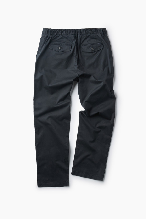 가을 테이퍼드 아티보 팬츠는 캐주얼한 스타일을 연출하기 좋은 치노 팬츠입니다. 부드러운 촉감의 면, 레이온, 스판 혼방 소재로 제작되어 편안한 착용감을 선사합니다. 허리 부분 사이드 밴딩 디테일로 활동성을 높였으며, 무지 디자인과 테이퍼드 핏으로 미니멀하고 클래식한 분위기를 더했습니다. 가을 나들이룩, 겨울 데일리룩 등 다양한 TPO에 활용 가능하며, 양 사이드 포켓과 뒷 포켓, 헨리코튼 라벨로 실용성을 높였습니다. 블랙 컬러로 어떤 상의와도 쉽게 매치하여 세련된 스타일을 완성할 수 있습니다.
