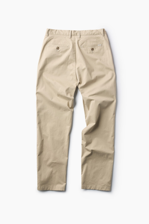 가을 스트레이트 치노 팬츠는 베이직한 스타일의 남성용 바지입니다. 면과 스판덱스 혼방 소재로 제작되어 부드러운 촉감과 편안한 착용감을 선사합니다. 헨리코튼 라벨이 부착되어 있으며, 양 사이드 포켓과 뒷 포켓으로 실용성을 더했습니다. 출근룩과 비즈니스 캐주얼에 적합하며, 클래식, 미니멀, 캐주얼 스타일을 모두 소화할 수 있는 활용도 높은 아이템입니다. 가을, 초겨울 시즌에 긴 바지로 따뜻하게 착용할 수 있습니다.
