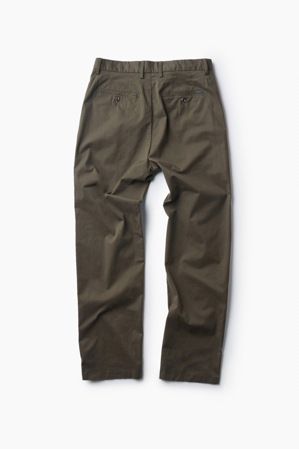 가을 스트레이트 치노 팬츠는 베이직한 스타일의 남녀 공용 치노팬츠입니다. 면과 스판덱스 혼방 소재로 제작되어 부드러운 촉감과 편안한 착용감을 제공하며, 가을과 초겨울에 적합한 중간 두께감입니다. 카키와 올리브 두 가지 색상으로 출시되었으며, 헨리코튼 라벨이 부착되어 있습니다. 일상복은 물론, 출근룩이나 비즈니스 캐주얼에도 잘 어울리는 클래식하고 미니멀한 디자인으로, 다양한 스타일 연출이 가능합니다. 양쪽 사이드 포켓과 뒷 포켓 디테일로 실용성을 더했습니다.
