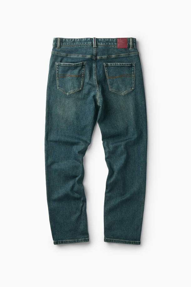 가을 인디고 데님은 캐주얼, 미니멀, 클래식 스타일을 아우르는 데님 팬츠입니다. 인디고 컬러의 워싱 데님 소재로 제작되었으며, 일상생활과 출근룩, 모임룩에 모두 잘 어울립니다. 일자핏으로 편안한 착용감을 선사하며, 신축성이 있어 활동성을 높였습니다. 브랜드 로고가 새겨진 금속 캔톤 여밈과 코인 포켓 로고 자수가 디자인의 포인트입니다.
