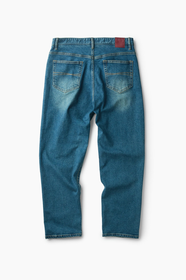 가을 테이퍼드 데님은 캐주얼하고 클래식, 미니멀한 스타일을 즐기는 분들을 위한 데님 팬츠입니다. 인디고 컬러의 워싱 데님 소재로 제작되었으며, 일상생활에서 편안하게 착용하기 좋습니다. 허벅지 부분은 여유 있고 밑단으로 갈수록 좁아지는 테이퍼드핏으로, 다리가 길어 보이는 효과를 줍니다. 5포켓 디자인과 켄톤, 리벳 디테일이 돋보이며, 데이트룩이나 출근룩에 모두 잘 어울립니다. 가을 시즌에 어울리는 두께감으로 제작되어 지금 바로 만나보세요.
