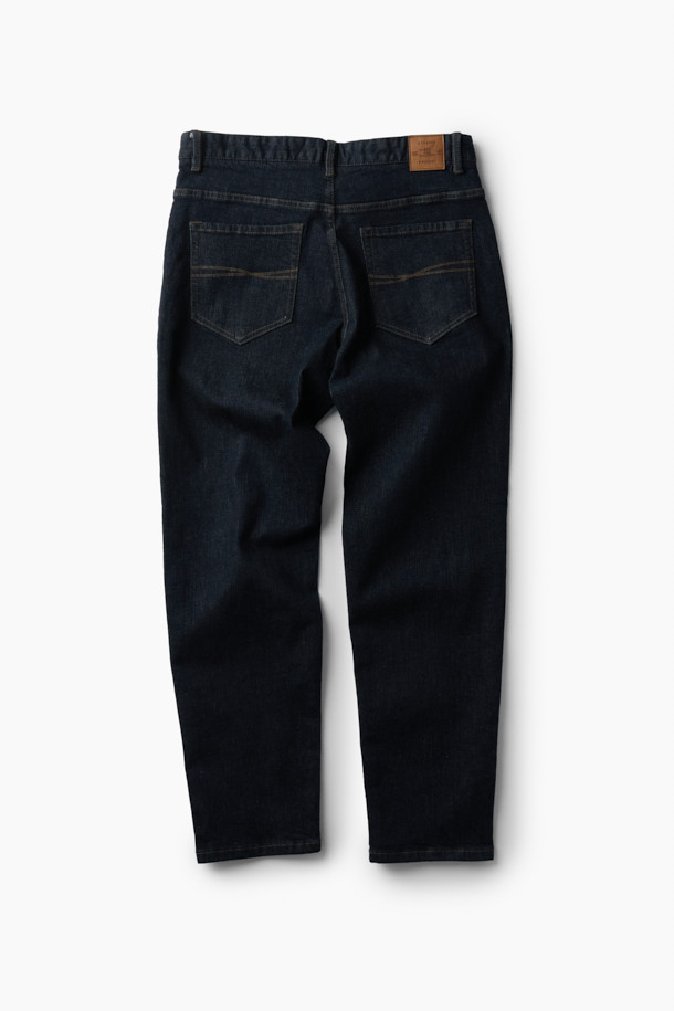 짙은 생지 컬러의 생지 테이퍼드 데님 팬츠입니다. 일상생활은 물론, 출근룩과 데이트룩에도 잘 어울리는 캐주얼 스타일의 아이템입니다. 허벅지 부분은 여유 있고, 다리 아래로 갈수록 좁아지는 테이퍼드 핏으로 편안하면서도 세련된 실루엣을 연출합니다. 5포켓 디자인과 켄톤, 리벳 디테일로 포인트를 더했으며, 면과 스판 소재 혼방으로 제작되어 뛰어난 신축성을 자랑합니다. 가을 시즌에 활용하기 좋은, 미니멀하고 클래식한 매력의 데님 팬츠입니다.
