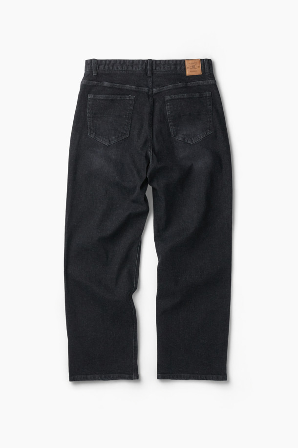 그레이 스트레이트 데님은 가을철 일상 및 출근룩, 모임룩에 활용하기 좋은 베이직 스타일의 데님 팬츠입니다. 신축성 있는 데님과 면 혼방 소재로 제작되어 편안한 착용감을 선사합니다. 5포켓 디자인과 켄톤, 리벳 디테일이 돋보이며, 스트레이트 핏으로 캐주얼, 클래식, 미니멀 등 다양한 스타일을 연출할 수 있습니다. 무지 패턴의 긴 기장 바지로, 어떤 상의와도 쉽게 매치하여 활용도 높게 스타일링하기 좋습니다.
