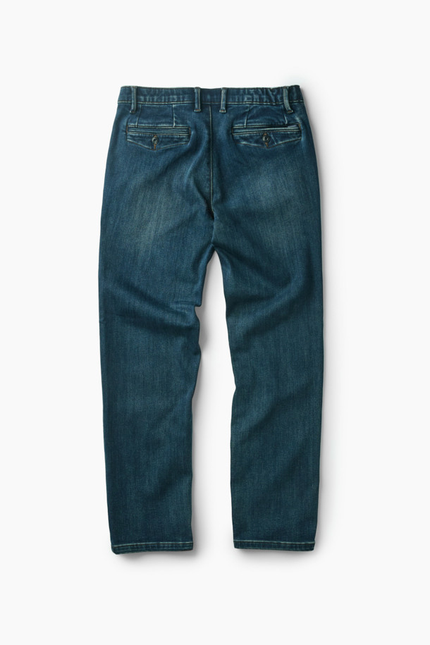 **본딩 데님**

쌀쌀한 겨울 날씨에도 따뜻하게 착용할 수 있는 네이비 컬러의 본딩 데님입니다. 캐주얼 및 베이직 스타일을 선호하는 고객에게 적합하며, 출근룩과 데이트룩에 모두 활용할 수 있습니다. 겉감은 데님 소재, 안감은 기모로 제작되어 보온성을 높였습니다. 신축성 있는 면혼방 소재와 이탈리안 핏, 그리고 뒷밴딩 디테일로 편안한 착용감을 선사합니다. 브랜드 로고가 새겨진 금속 캔톤 여밈으로 포인트를 더했습니다.
