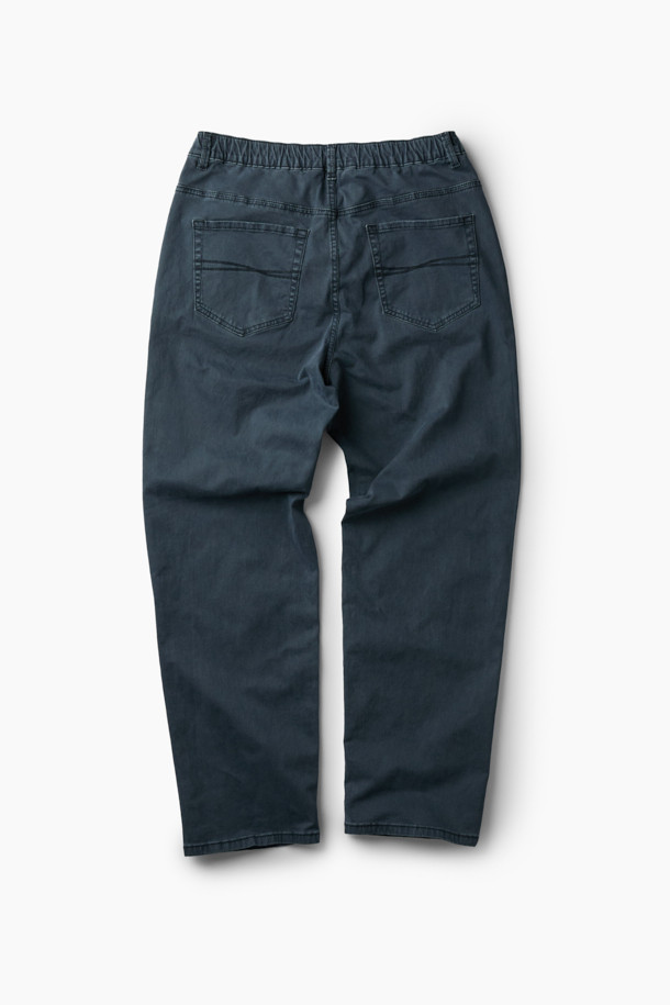 네이비 컬러의 다잉 테이퍼드 데님 팬츠입니다. 부드러운 면 소재로 제작되어 편안한 착용감을 제공하며, 가먼트 다잉 가공으로 은은한 색감과 자연스러운 워싱 디테일을 더했습니다. 허리 부분은 밴딩과 스트링으로 조절 가능하며, 사이드 및 백 포켓 디테일로 실용성을 높였습니다. 넉넉하게 떨어지는 테이퍼드 핏으로 캐주얼, 미니멀, 클래식 등 다양한 스타일을 연출할 수 있어 산책룩, 캠핑룩 등 활동적인 날에도 적합합니다. 가을 시즌에 활용하기 좋은 데님 팬츠입니다.
