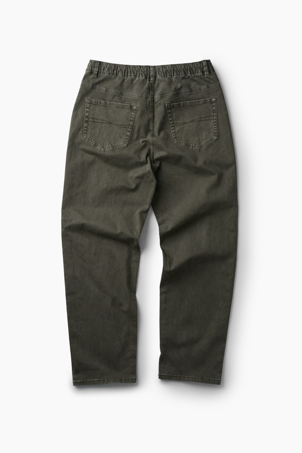 가먼트 다잉 기법으로 제작된 다잉 테이퍼드 컬러 데님입니다. 부드러운 면 소재와 데님 소재의 조화로 편안한 착용감을 선사하며, 캐주얼, 미니멀, 시티보이 스타일을 연출하기 좋습니다. 허리 전체 밴딩과 스트링 조절로 편안하게 착용 가능하며, 신축성 있는 소재로 활동성을 높였습니다. 넉넉한 사이드 포켓과 백 포켓으로 실용성을 더했으며, 산책룩이나 캠핑룩에 활용하기 좋은 아이템입니다. 카키와 올리브 두 가지 컬러로 만나보세요.
