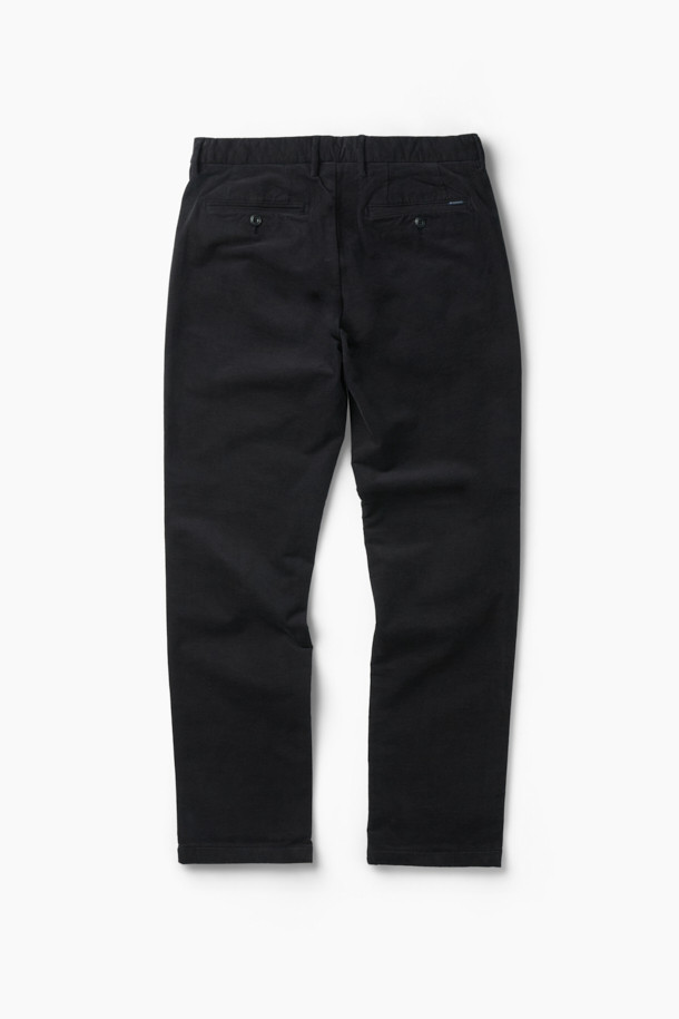 쌀쌀한 겨울, 포근함과 스타일을 모두 갖춘 코듀로이 기모 팬츠입니다. 부드러운 촉감의 코듀로이 소재와 기모 안감으로 뛰어난 보온성을 제공하며, 일상에서 편안하게 착용하기 좋습니다. 베이직한 디자인과 일자핏으로 어떤 스타일에도 잘 어울리며, 블랙 색상으로 어떤 상의와도 매치하기 용이합니다. 양쪽 사이드 포켓과 뒷 포켓, 헨리코튼 라벨, Italian Fit 디테일이 돋보입니다. 겨울 데일리룩, 출근룩으로 클래식, 미니멀, 캐주얼 스타일을 연출해보세요.
