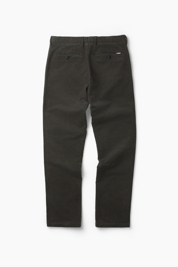 부드러운 코듀로이 소재와 기모 안감으로 따뜻함을 더한 코듀로이 기모 팬츠입니다. 일상생활에서 편안하게 착용하기 좋으며, 베이직한 디자인으로 다양한 상의와 쉽게 매치할 수 있습니다. 내추럴 컬러와 일자핏의 레귤러핏으로 제작되어 어떤 스타일에도 잘 어울립니다. 양 사이드 포켓과 뒷 포켓, 헨리코튼 라벨 디테일이 돋보이며, Italian Fit으로 세련된 핏을 선사합니다. 겨울철 데일리룩, 산책룩, 집콕룩 등 다방면으로 활용 가능한 아이템입니다.
