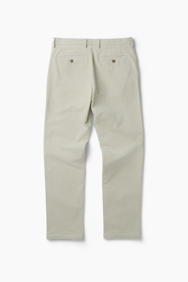 부드러운 코듀로이 소재와 따뜻한 기모 안감으로 겨울철 포근함을 선사하는 코듀로이 기모 팬츠입니다. 베이직한 디자인의 일자핏으로 어떤 상의에도 잘 어울려 겨울 데일리룩과 동네 마실룩에 제격입니다. 면, 스판덱스 혼방으로 제작되어 편안한 착용감을 제공하며, 양쪽 사이드 포켓과 뒷 포켓, 헨리코튼 라벨 디테일로 실용성을 더했습니다. 클래식, 미니멀, 캐주얼 등 다양한 스타일을 소화하며, 두꺼운 두께감으로 겨울 추위에도 끄떡없습니다. 부드러운 촉감과 레귤러핏으로 편안하게 즐길 수 있는 겨울 필수 아이템입니다.
