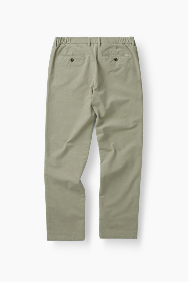 따뜻하고 포근한 겨울을 위한 코듀로이 기모 아티보(Attivo) 팬츠입니다. 부드러운 촉감의 면, 스판, 코듀로이 혼방 소재로 제작되어 편안한 착용감을 선사합니다. 베이직한 디자인에 일자핏으로 어떤 스타일에도 잘 어울리며, 출근룩이나 모임룩 등 다양한 TPO에 활용할 수 있습니다. 안감 기모 처리로 보온성을 높였으며, 양 사이드 포켓과 뒷 포켓, 헨리코튼 라벨 디테일로 실용성을 더했습니다. 클래식, 미니멀, 캐주얼 등 폭넓은 스타일을 소화하는 데일리 팬츠를 만나보세요.
